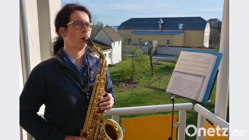 Christine Ullrich spielte auf ihrem Saxofon am Sonntagabend drei Stücke zur Freude der Nachbarn. Bereits zum fünften Mal war die Musikerin live auf ihrem Balkon mit dabei, zu hören waren drei Musikstücke. Bild: jr