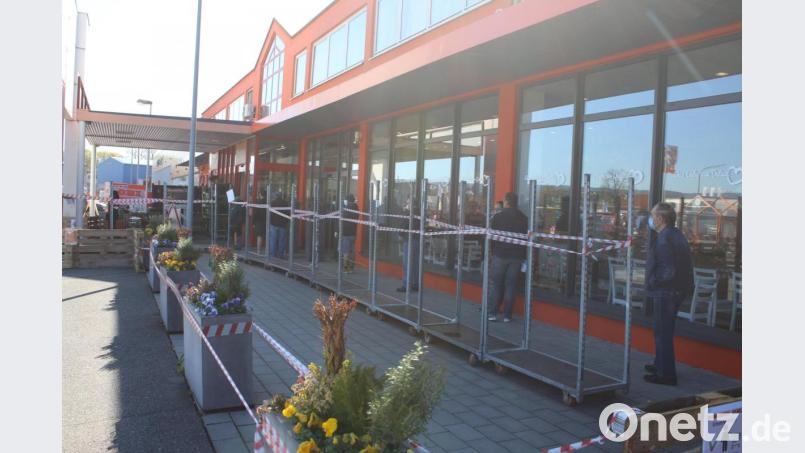 Geduldig warten die Kunden vor dem Pressather Obi auf Einlass und einen Einkaufswagen. Nachdem der Baumarkt wegen des Coronavirus vorübergehend geschlossen werden musste, dürfen die Menschen dort endlich wieder einkaufen. Bild: sne