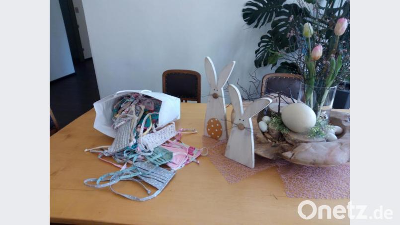 Gesichtsmasken für Landgericht und Staatsanwaltschaft – gefertigt von Annette Weber aus Kümmersbruck. Bild: Jürgen Konrad/exb