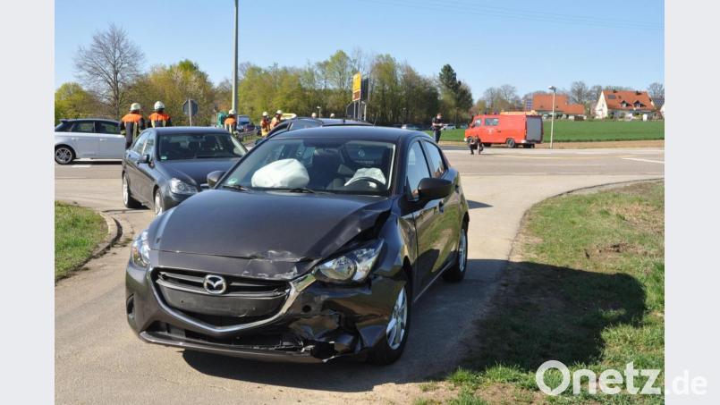 Bei der Karambolage an der Abzweigung bei Theisseil wurden zwei Personen verletzt. Es entstand ein Schaden von rund 10 000 Euro. Bild: dob