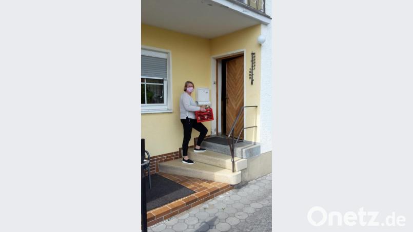 Ulrike Schiller ist eine der ehrenamtlichen Helfer im Trupp von Erhard Kleber die unentgeltlich für ältere Bürger oder Risikopatienten die Einkäufe erledigt. Derzeit sind 30 Leute abwechselnd im Einsatz. Bild: sei