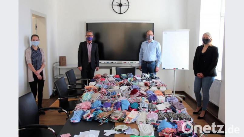 Stapelweise Gesichtsmasken für die Kemnather liegen im Rathaus schon bereit - darüber freuen sich (v.l.) Rathaus-Mitarbeiterin Magdalena Dumler, Bürgermeister Werner Nickl, der künftige Rathaus-Chef Roman Schäffler sowie Steffi Baier von LEBENplus. Bild: stg