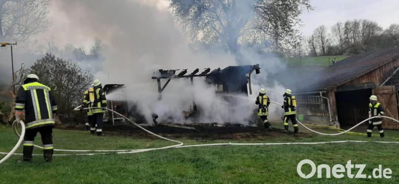 Der Schuppen ging in Rauch auf. Zwei Feuerwehren gingen gegen den Brand in Pertolzhofen vor. Bild: Sebastian Lobinger