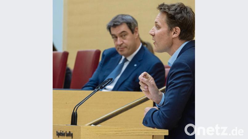 Ludwig Hartmann (rechts), Fraktionsvorsitzender von Bündnis 90/Die Grünen, spricht während der Sitzung des bayerischen Landtags. Hinter ihm sitzt Markus Söder (CSU), Ministerpräsident von Bayern. Bild: Peter Kneffel/dpa