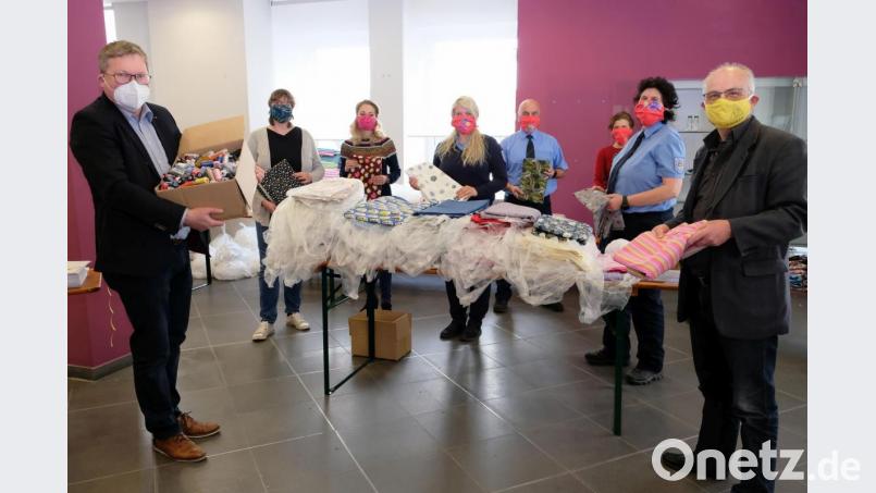 Oberbürgermeister Michael Cerny (links) und Josef Singer (rechts) in der Koordinationsstelle für die Stoffausgabe und Entgegennahme der fertigen Gesichtsmasken. Bild: Susanne Schwab, Stadt Amberg/exb