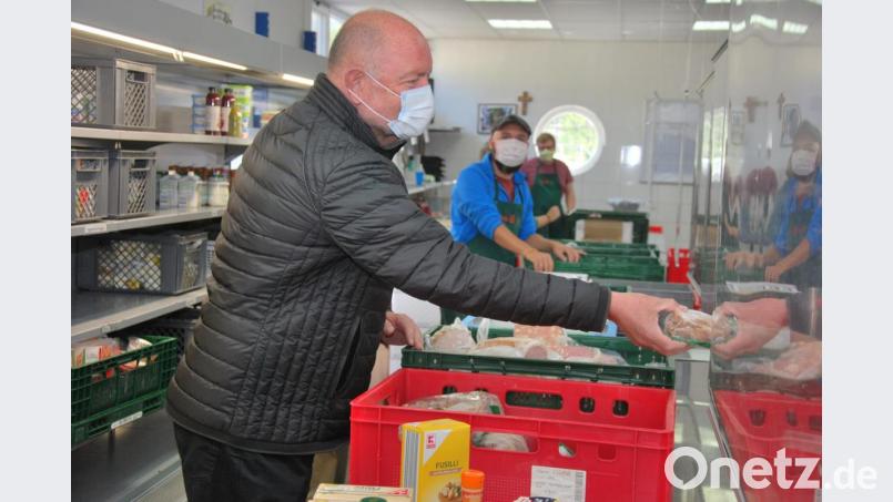Gerhard Donhauser packt mit an bei der Amberger Tafel. Bild: gsp