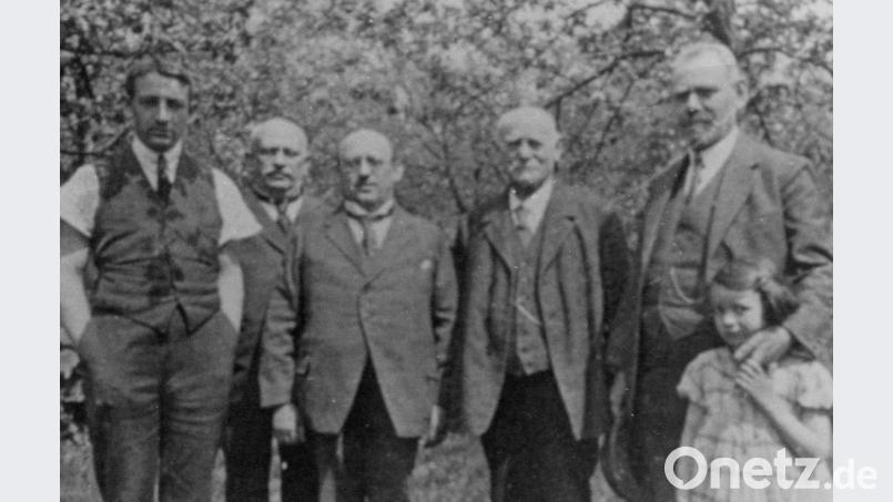 Die Briefeschreiber waren: Rosa Hoffmanns Ehemann Dr. Friedrich Hoffmann (links), ihr Vater Gustav Rebitzer (Mitte) und Onkel Albert Boscowitz (rechts, mit Cousine Sabine), beide Schuhfabrikanten. Im Bild zudem Dr. Berthold Rebitzer und Jakob Boscowitz (Zweiter von rechts). Bild: Stadtarchiv Weiden