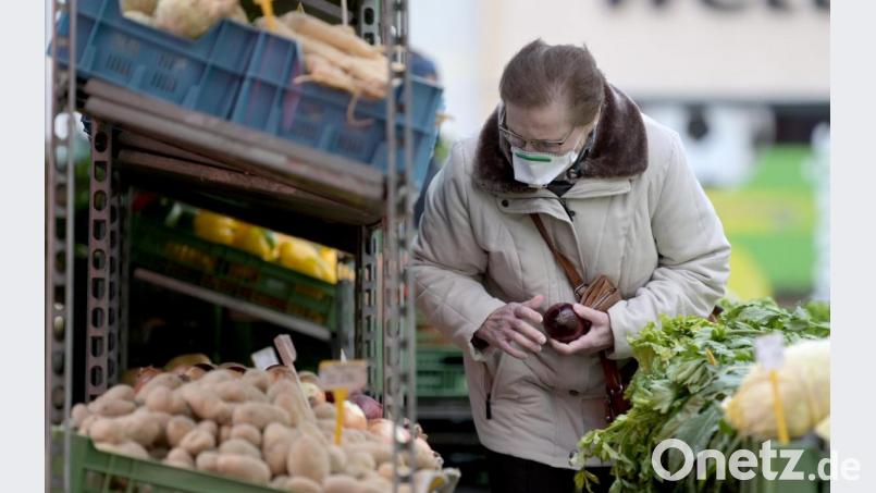 Einkaufen wird zum Trauerspiel: Das Coronavirus isoliert uns nicht nur von Familie und Freunden, sondern auch von Fremden. Symbolbild: Herbert P. Oczeret/APA/dpa