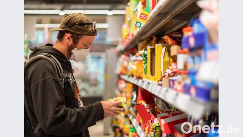 Wer in Bayern ab kommende Woche ein Geschäft zum Einkaufen betritt, muss eine Schutzmaske tragen. Bild: Robert Michael/dpa