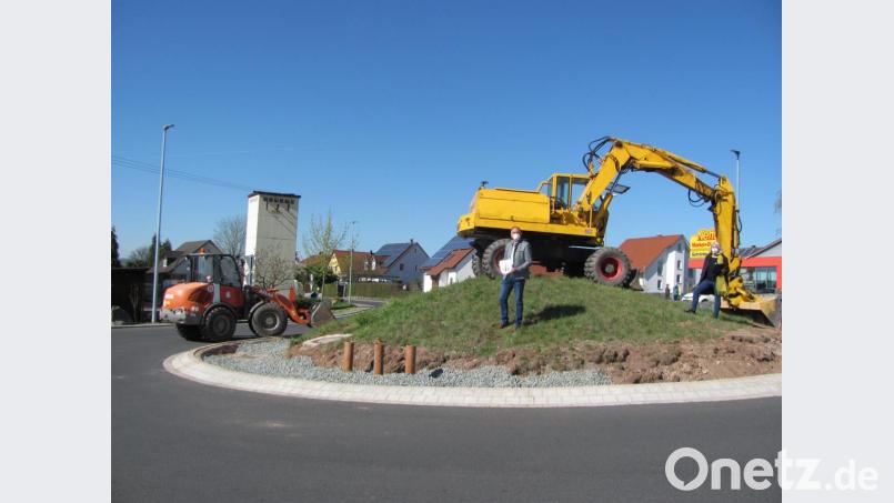 Dagmar Thimm Börhinger vom Landratsamt Neustadt (rechts) und Bürgermeister Richard Kammerer (links) besichtigten die ersten Arbeiten bei der Gestaltung der Mitte des Kreisverkehrs. Die Mitarbeiter des Bauhofs fahren schwere Geräte auf. Bild: sei
