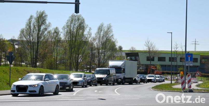 An der Kreuzung Fugger- und Speckmannshofer Straße stauten sich die Autos zeitweise zurück bis über Eisen-Schmidt hinaus. Bild: gf