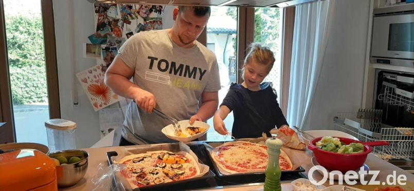 Kochen mit Papa Andreas macht Greta eine Menge Spaß - erst recht, wenn die heiß geliebte Pizza vorbereitet wird. Bild: ads