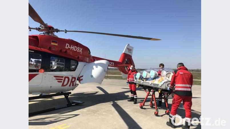 Ein &quot;Epishuttle&quot; auf dem Weg zu einem Rettungshubschrauber. Bild: DRF-Luftrettung