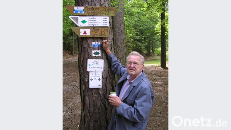 Wanderwegewart Ewald Großmann, der heuer 20- jähriges Jubiläum feiern kann, bei seiner ehrenamtlichen Arbeit. Hier markiert er den Main-Donau-Wanderweg. Bild: sh