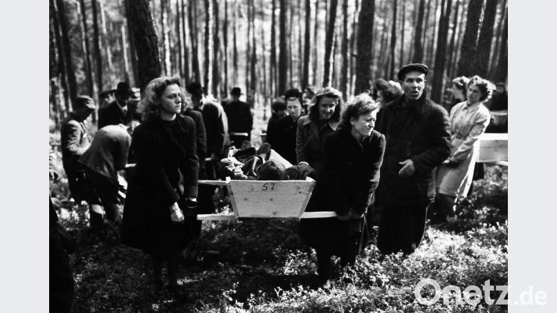 Neunburger Bürger mussten die Särge mit den von SS-Wachmannschaften ermordeten KZ-Häftlingen zum Friedhof tragen. Sie taten das auf Weisung amerikanischer Soldaten. Die Männer und Frauen hatten allerdings mit den Verbrechen der Hitler-Schergen nichts zu tun. Bild: exb