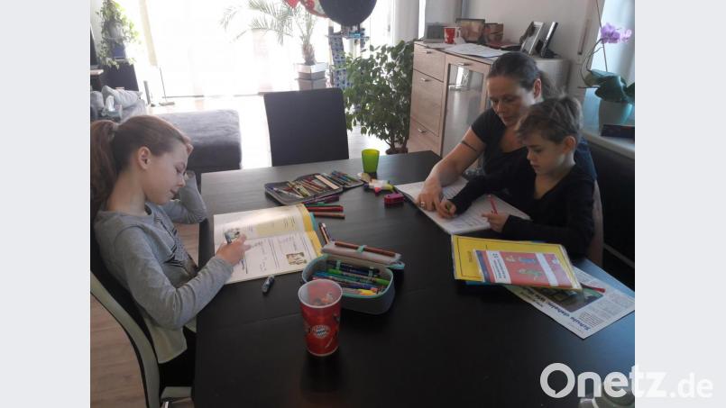 Auch die Kinder befinden sich im „Homeoffice“, Mama muss als Aushilfs-Lehrerin ran. Bild: puh