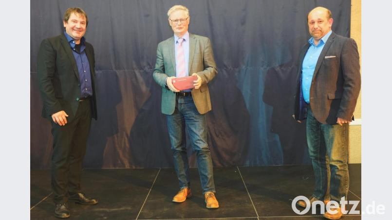 Zum Abschied würdigen die Fraktionssprecher Alexander Goller (links) und Manfred Plößner (rechts) die Leistungen des langjährigen Bürgermeisters Werner Roder als überragend und überzeugend. Bild: do