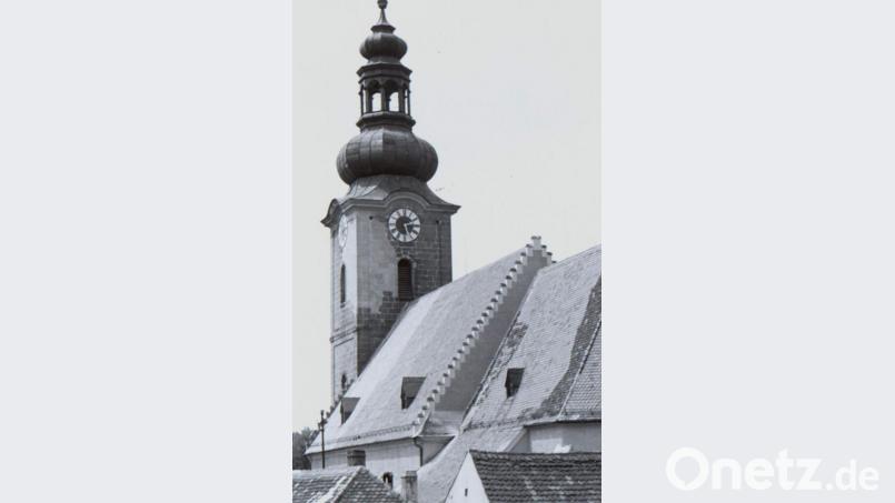 Zwei Tage vor dem Einmarsch der US-Truppen in Hirschau bombardieren am 20. April 1945 amerikanische Flugzeuge die Stadt. Den größten Treffer bekommt die Stadtpfarrkirche ab. Das Geschoss reißt in den oberen Teil der Südost-Ecke des Kirchturms ein hausgroßes Loch. Archivbild: u