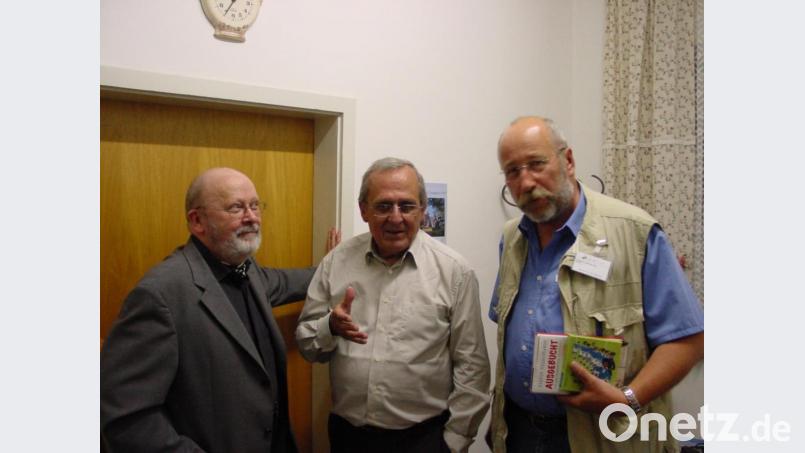 Dieter Hildebrandt am 11. Mai 2006 im Postkeller in Weiden (mit Buchhändler Hubert Schlegl und B. M. B. Bild: Bernhard M. Baron
