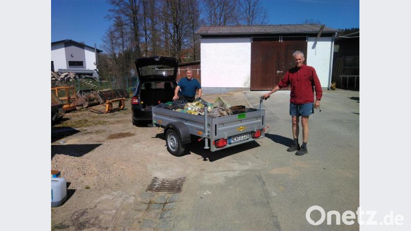 In Eigeninitiative haben Markus Staschewski (rechts) und Manfred Wiedermann (links) Müll rund um Floß eingesammelt und dabei Unterstützung von anderen Bürgern erhalten. Bild: le