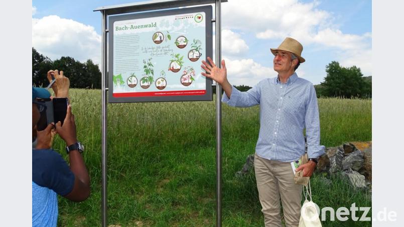 Dr. Markus Strauß, der Initiator des EWILPA, an einer der Station mit Schautafel. Bild: hl