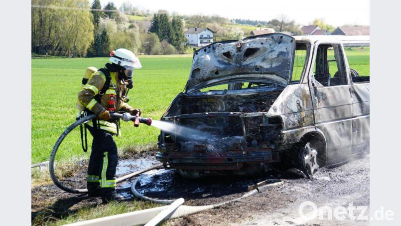 Der VW-Bus brannte völlig aus: Ein Totalschaden. Das gasbetriebene Fahrzeug war am Montagnachmittag zwischen Immenstetten und Steiningloh in Flammen aufgegangen. Bild: jma