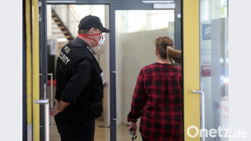 Die Security hilft bei der Begleitung der Besucher im Corona-Testzentrum. Bedenken, dass man sie brauchen würde, um für Ordnung zu sorgen, falls Menschen ohne Termin kommen, waren unbegründet. Bild: Wolfgang Steinbacher