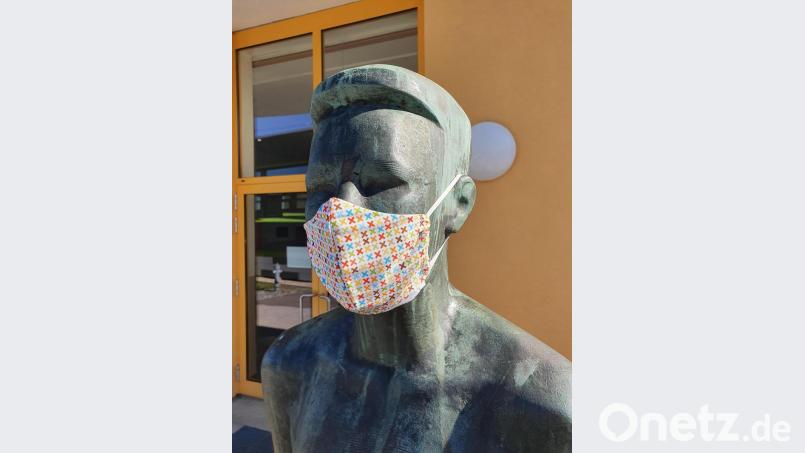 Auch Eugen, die Skulptur vor der Lobkowitz-Realschule in Neustadt, trägt künftig eine Mund-Nasenmaske. Solche bekommen auch die Zehntklässler der Realschule auf Initiatve eines kleinen fleißigen Grüppchens. Bild: exb