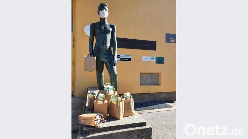 &quot;Eugen&quot; war so freundlich, Modell zu stehen und hält maskiert einstweilen die Stellung, die auch die Schüler wieder zur Schule dürfen.. Bild: exb