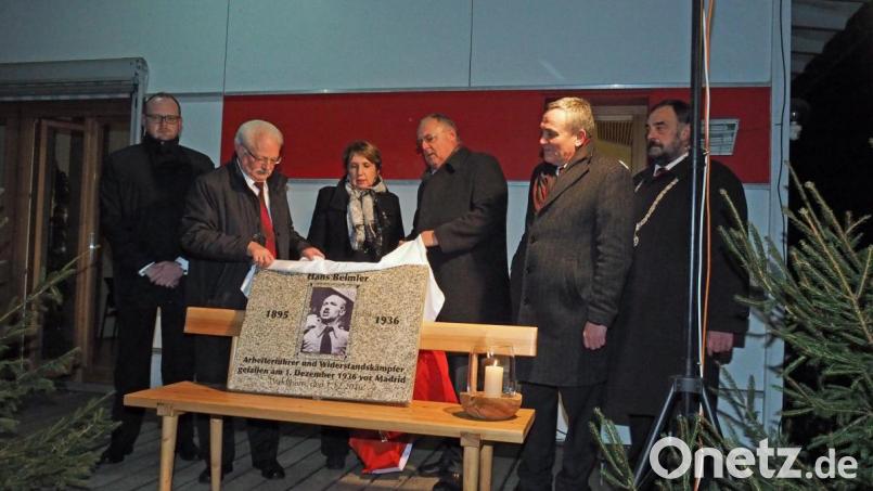 Heimatpfleger Georg Schmidbauer (Zweiter von links) und Bezirkstagsvizepräsident Lothar Höher enthüllen im Jahr 2016 die Hans-Beimler-Gedenktafel. Bild: franz voelkl