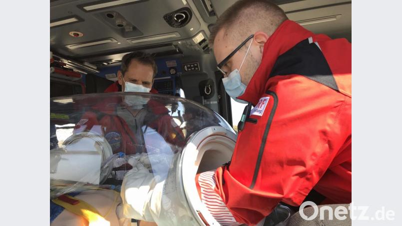 Über luftdichte Zugänge können Patienten im „Epishuttle“ an ein Intensivbeatmungsgerät angeschlossen und behandelt werden. Damit kann ein sicherer Transport per Hubschrauber gewährleistet werden. Bild: DRF-Luftrettung