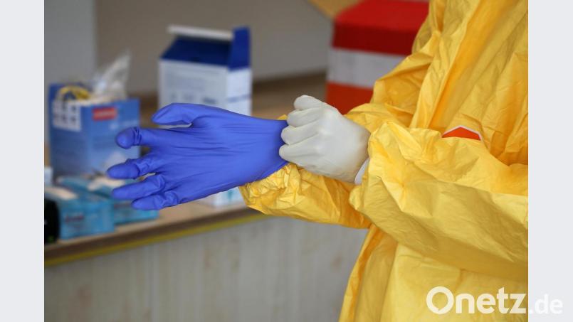 Doppelt hält besser. Die Ansteckungsgefahr ist groß beim Coronavirus, wenn man auf Tuchfühlung mit möglicherweise Infizierten gehen muss. Bild: Wolfgang Steinbacher