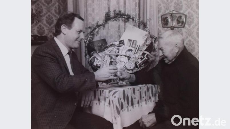 110 Jahre alt wurde Wilhelm Schorner (rechts), in Hirschau als Urberl Helm bekannt, und war damit 1999 der älteste Deutsche. Jedes Jahr bei seiner Geburtstagsfeier berichtete er seinen Gratulanten, wie hier Bürgermeister Helmut Rösch, über den Einmarsch der Amerikaner in die Stadt. Archivbild: u