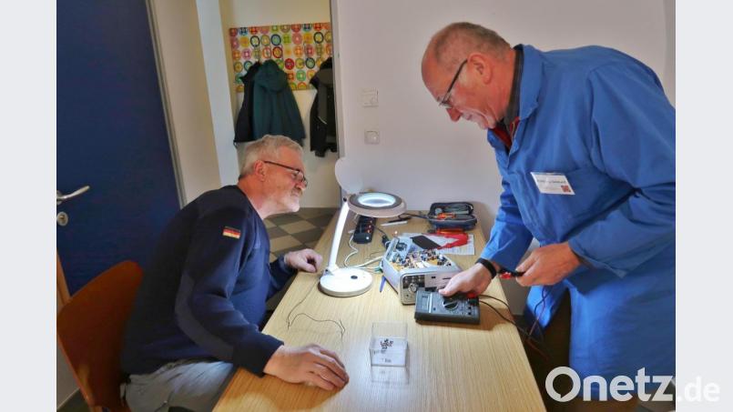 Die Reparateure sind meist erfolgreich und geben auch Hilfe zur Selbsthilfe. Das kleine Radiogerät konnte wieder instand gesetzt werden. Bild: rha