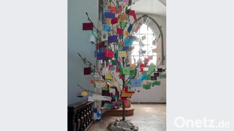 Im Übergang von der alten zur neuen Kirche steht der bunt geschmückte Namensbaum. Bild: Stefan Wagner