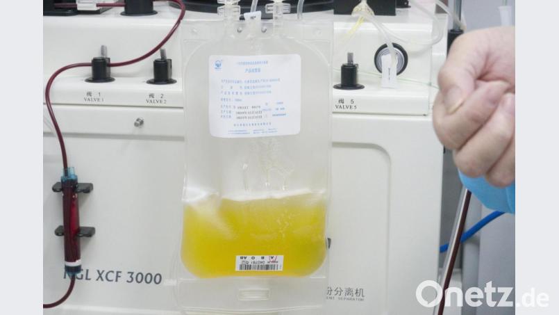 Gespendetes Plasma eines geheilten Coronavirus-Patienten wird in einem Plasmabeutel aufgefangen. Foto: Cai Yang/XinHua/dpa/Symbolbild Bild: Cai Yang