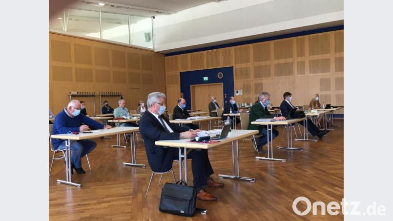 Auch mit Mundschutz gibt sich der Kreisausschuss diskussionsfreudig. In der Stadthalle Neustadt geraten sich wegen des Kreishaushalts Grüne und ÖDP einerseits mit CSU und SPD andererseits in die Haare. Bild: phs