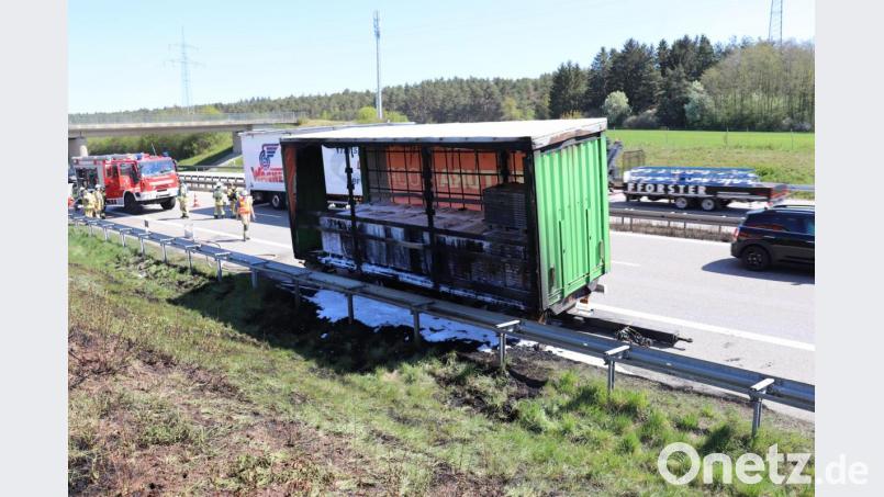 Eine zerstörte Ladung und ein erheblich beschädigter Anhänger blieben nach dem Feuer am Rand der Autobahn zurück. 30 Einsatzkräfte der Feuerwehr bekämpften die Flammen. Bild: Christian Weigl