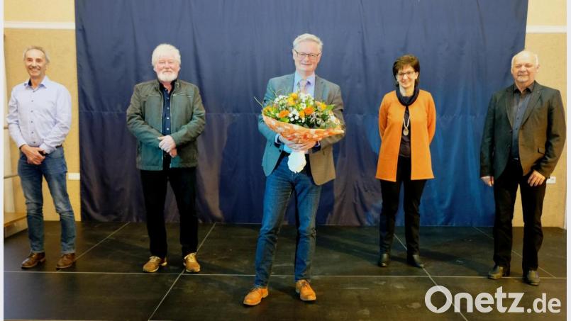 Distanz wahren heißt es für Konrad Schweiger, Heinrich Schatz, Bürgermeister Werner Roder, zweite Bürgermeisterin Angelika Thurn und dritten Bürgermeister Gerd Retzer (von links) bei der Verabschiedung aus dem Vorbacher Gemeinderat. Doch dieses Abstandhalten ist nur der Coronakrise geschuldet. Im Rat herrschte eher Harmonie und Geschlossenheit zum Wohl der Gemeinde. Bild: do
