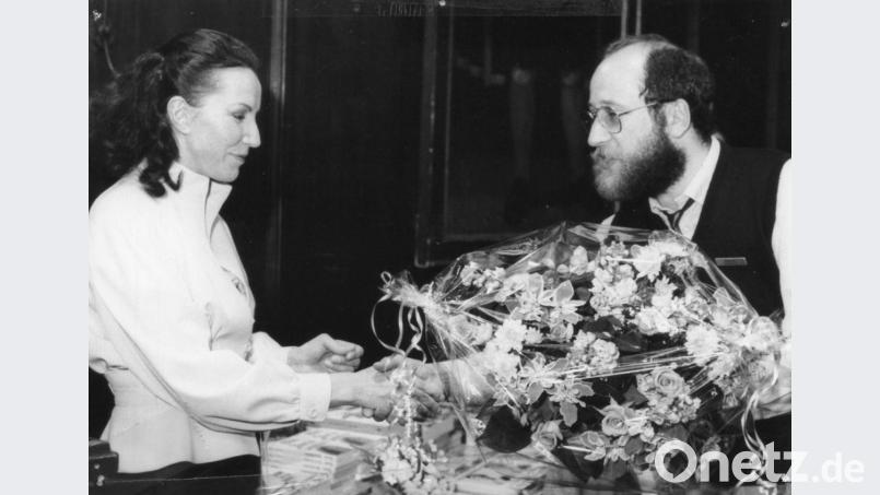 Sandra Paretti mit Kulturamtsleiter Bernhard M. Baron bei den 1. Weidener Literaturtagen im Mai 1985. Bild: Archiv