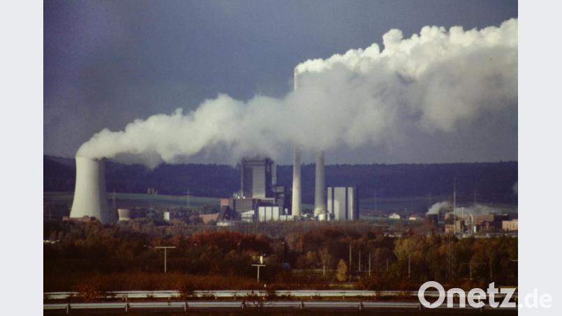 Das Bayernwerk-Kraftwerk in Dachelhofen: 1990 wurde noch das 60-jährige Bestehen groß gefeiert. 2002 folgte die Stilllegung, bis etwa 2005 dauerte der Abriss. Bild: Gerhard Götz