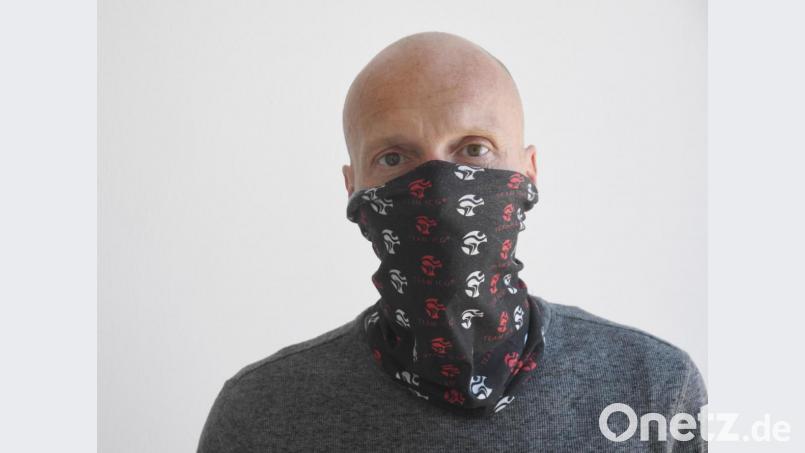 Zugegeben, diese Mund-Nase-Maske entspricht keiner DIN-Norm. Der Träger ist dennoch überzeugt, dass sie hilft. Bild: rg