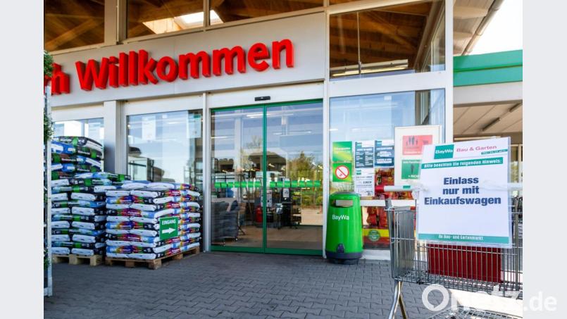 Ohne Einkaufswagen geht nichts: Die Baumärkte haben Vorsichtsmaßnahmen getroffen, wie hier die Baywa in Schwandorf. Bild: Clemens Hösamer