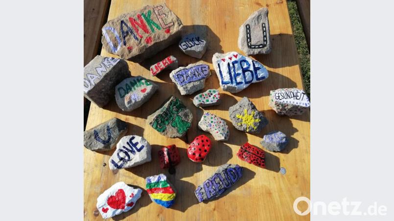 "Liebe", "Glück", "Gesundheit": Das wünschen die drei Eschenbacher den Findern. Bild: exb