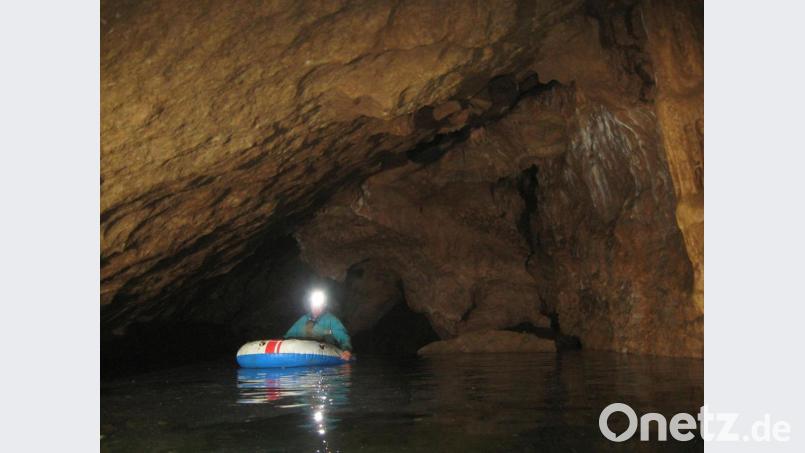 Ein Schlauchboot auf dem See in der Appelshöhle bei hohem Wasserstand. Seit drei Jahren ist das Wasser wegen der anhaltenden Trockenheit aber ausgeblieben. Bild: FHKF Archiv/exb