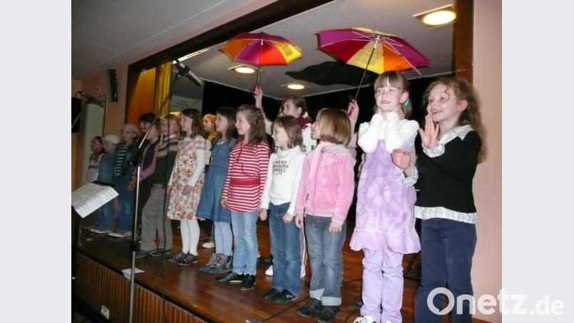 Die Kleinen des Kinderchores der Pfarrei Hl.Dreifaltigkeit bei einem Benefizkonzert zugunsten der Orgelsanierung. Die Kinder ebenso wie der Chorleiter hoffen, dass es bald wieder mit Proben und Auftritten losgehen kann. Bild: ads