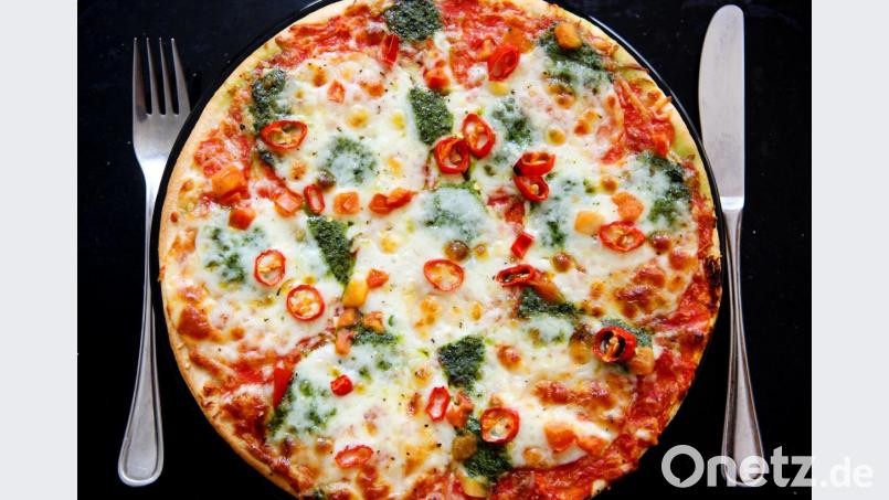 Wer in der Coronakrise gut essen, aber nicht selbst kochen will, muss auf Pizza und andere fremdländische Genüsse nicht verzichten. Aber es gibt sie nur für zu Hause - ein Problem für die Gaststätten. Bild: Oliver Berg/dpa