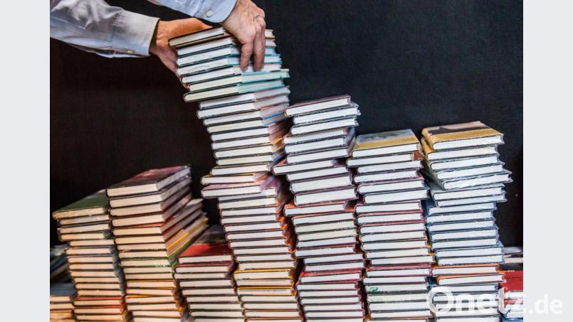 Ein Mitarbeiter eines Verlages stapelt Bücher. Archivbild: Frank Rumpenhorst/dpa