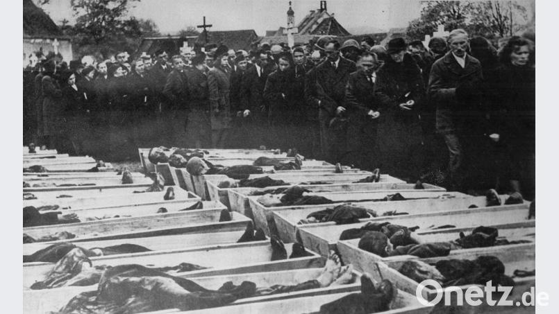 Vor den Gräueltaten der Nazis durften die Neunburger nicht die Augen verschließen: Männer, Frauen und Kinder
mussten im Friedhof an den Opfern der Todesmärsche vorbeiziehen. Archivbild: Schwarzachtaler Heimatmuseum
