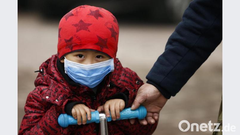 Ab kommenden Montag gilt die Maskenpflicht in Bayern auch für Kinder. Im Bild ein Kleinkind aus der chinesischen Metropole Peking. Dort sind Masken auch für Kleinkinder üblich. Bild: Rolex Dela/EPA/dpa